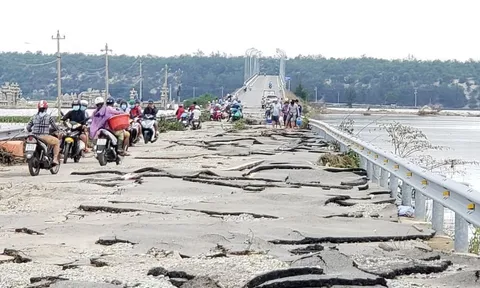 Cận cảnh mặt đường nát như bánh đa vỡ sau lũ ở Thừa Thiên-Huế
